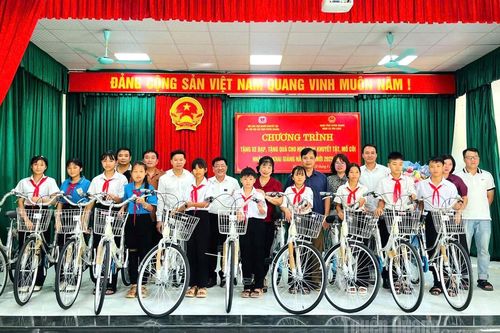 Tặng xe đạp và quà cho học sinh khuyết tật, mồ côi và có hoàn cảnh khó khăn xã Hàm Yên và Tân Long