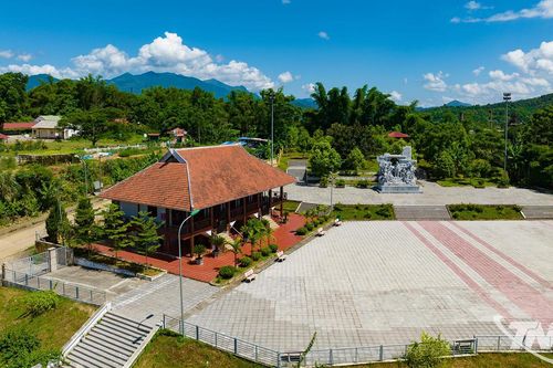 Nhớ lời thơ Bác, con tiến bước