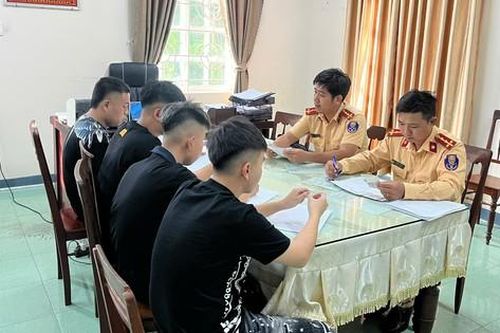Thả tay nhảy điệu TikTok trên đường, nam thiếu niên bị tịch thu xe máy