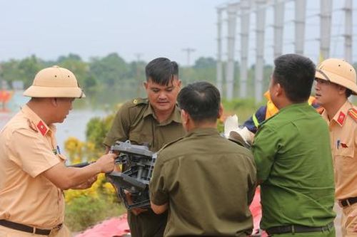 Cảnh sát giao thông Thanh Hóa ngâm mình trong nước lũ hỗ trợ người dân