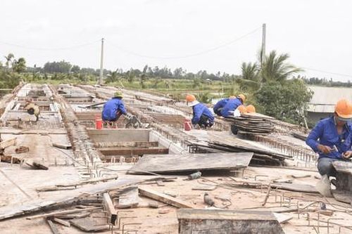 Công nhân thi công xuyên lễ 2/9 tại các công trình trọng điểm ở Cà Mau