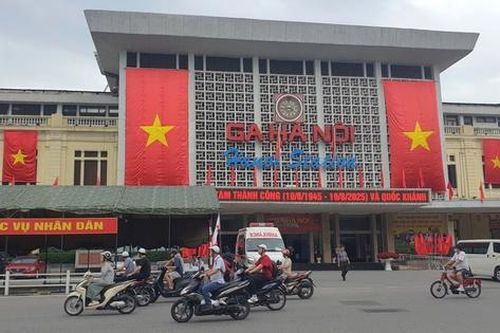 Khách đổ về ga Hà Nội sớm nên tàu đông nhưng thông thoáng