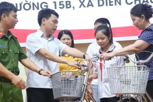 Nghệ An: Trao hàng chục xe đạp nâng bước học sinh có hoàn cảnh khó khăn tới trường