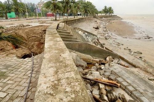 Kè chắn sóng ở khu du lịch biển Hải Tiến bị nứt vỡ