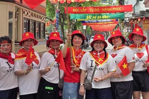 Ấn tượng tuyến phố tại Ba Đình nhuộm sắc đỏ với 28.000 lá cờ Tổ quốc