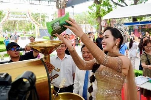 Cá ngừ đại dương và bánh mì khổng lồ tạo dấu ấn tại lễ hội ẩm thực Gia Lai