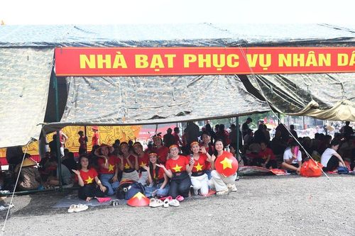 10 nhà bạt dã chiến phục vụ A80 chật kín người dân 'đến sớm' đợi xem tổng duyệt