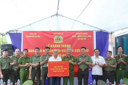 Công an Hà Nội bàn giao nhà cho hội viên Hội Cựu CAND