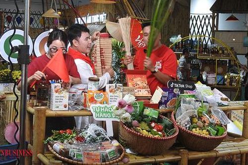 Nhiều KOL livestream bán nông sản, sản phẩm OCOP tại không gian triển lãm thành tựu đất nước
