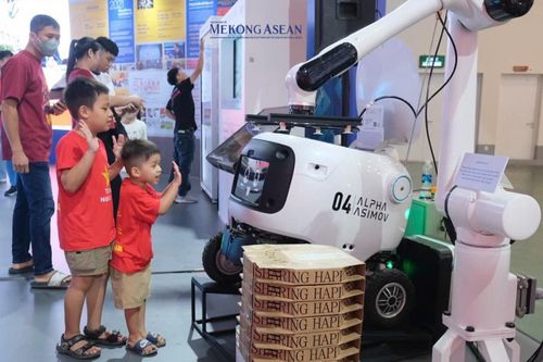 Robot, sản phẩm công nghệ 'Make in Vietnam' gây ấn tượng tại triển lãm quốc gia