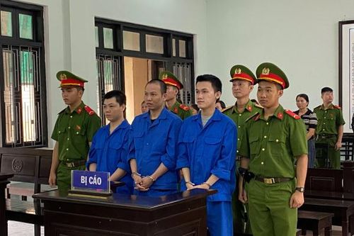 Vào bar 'phê' ma túy, 3 bị cáo chia nhau hơn 21 năm tù