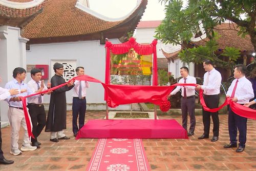 Xã Hát Môn gắn biển công trình kỷ niệm Quốc khánh 2/9