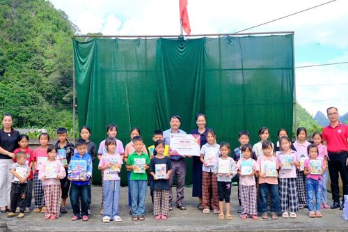 Trao tặng sách giáo khoa cho học sinh Trường Tiểu học Lưu Ngọc