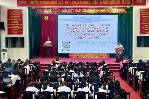 Bồi dưỡng chính trị hè cho 224 cán bộ quản lý, giáo viên, nhân viên
