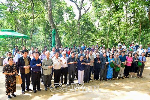 Đoàn đại biểu Quốc hội các khóa tỉnh Cà Mau về nguồn tại Tân Trào