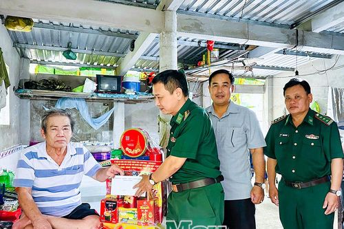 Lãnh đạo Bộ đội Biên phòng Cà Mau thăm hỏi, tặng quà gia đình chính sách