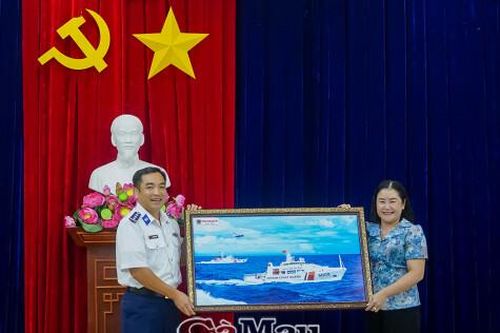 Tặng 80 suất quà cho các hộ ngư dân khó khăn