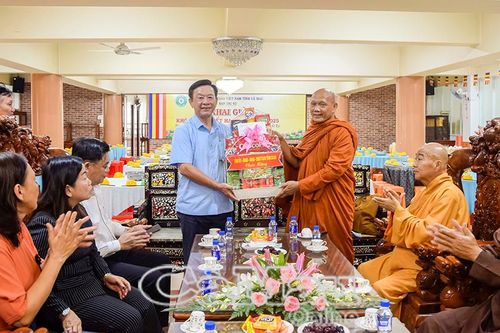 Lãnh đạo tỉnh thăm, tặng quà các cơ sở tôn giáo nhân dịp Quốc khánh 2/9