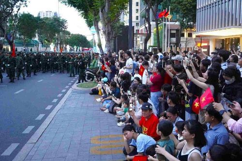 Nhiều người xếp hàng xem diễu binh trong mưa lạnh, bác sĩ cảnh báo điều này