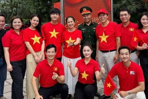 Cặp vợ chồng NSND - NSƯT duy nhất tham gia diễu hành A80: Từng là bạn học cấp 3, gia đình tứ đại đồng đường