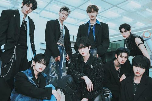 Nam thần tượng K-pop sốc vì bị fan nữ cưỡng hôn giữa sự kiện, video lan truyền khiến dư luận phẫn nộ