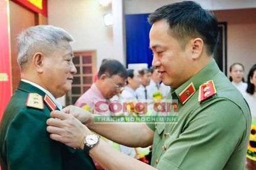 Trung tướng Mai Hoàng trao Huy hiệu Đảng đợt 2-9 cho các đảng viên Đảng bộ phường Tân Bình