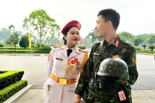 Vợ chồng trẻ trong đội hình A80: Người vác kèn 19kg, người giữ bình yên pháo trận