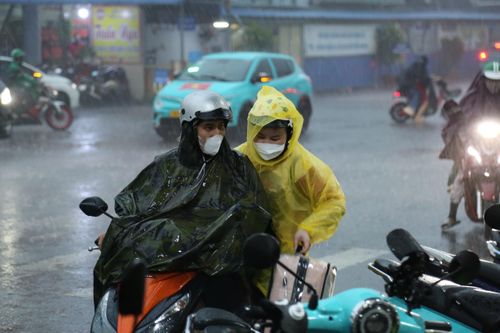 Người dân TP.HCM đội mưa, vật vã qua cửa ngõ kẹt cứng về quê nghỉ lễ 2/9