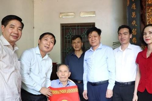 Xã Quang Minh tặng quà gia đình người có công