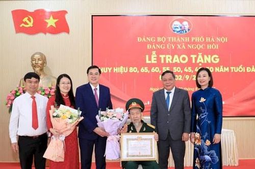 Phó Bí thư Thường trực Thành ủy Hà Nội Nguyễn Văn Phong trao Huy hiệu Đảng tại xã Ngọc Hồi