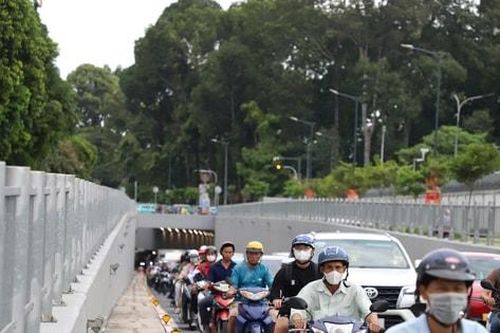 Người dân TP Hồ Chí Minh nghỉ lễ sớm, giao thông cửa ngõ ùn ứ