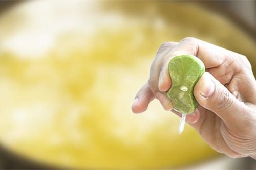 Vì sao khi ăn rau lang nên vắt thêm vài giọt chanh?