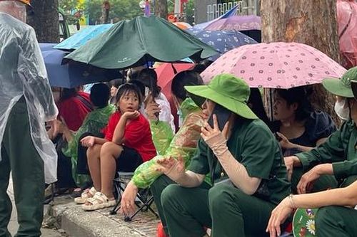 Người dân 'đội mưa', căng bạt từ chiều chờ xem tổng duyệt A80