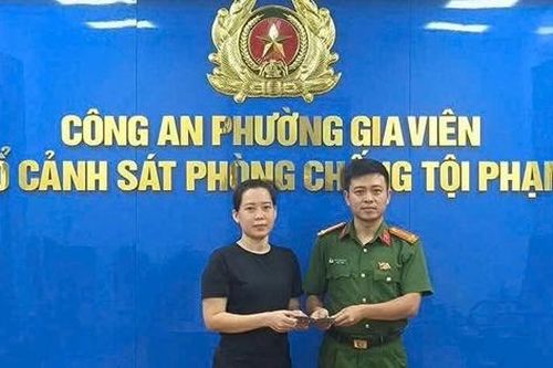 Nhờ công an tìm giúp, người phụ nữ Hải Phòng nhận lại 50 triệu đồng đánh rơi trên đường