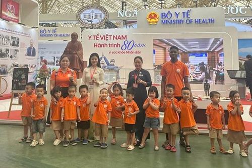 Hàng ngàn người dân thăm quan, trải nghiệm khám bệnh tại Triển lãm 'Y tế Việt Nam - Hành trình 80 năm vì sức khỏe Nhân dân'