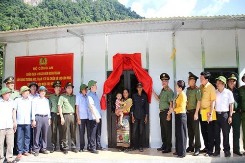Mệnh lệnh từ trái tim: Gấp rút xây nhà cho người dân vùng lũ