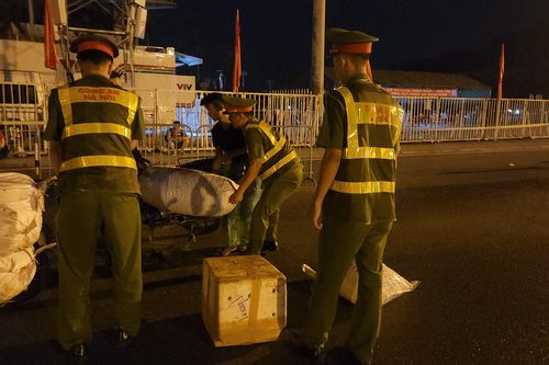 Hình ảnh đẹp chiến sỹ Công an Hà Nội giúp dân gặp sự cố lúc rạng sáng