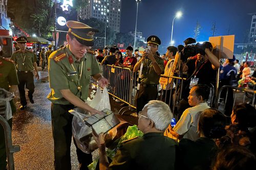 Những hình ảnh đẹp của Công an Thủ đô xuyên đêm vì nhân dân phục vụ