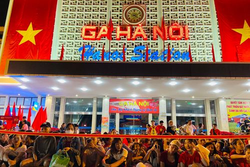 Ga Hà Nội: Trong mưa và trong sương vẫn rộn ràng không khí chờ xem tổng duyệt A80