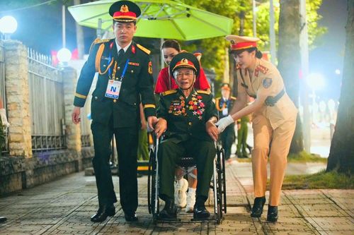 Sáng ngời sắc áo mang màu nắng giữa đêm mưa Hà Nội vì an toàn tổng duyệt sự kiện A80
