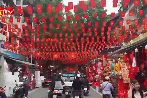 Hà Nội rợp sắc cờ đỏ sao vàng, người dân nô nức chờ đón lễ kỷ niệm 80 năm Cách mạng Tháng Tám và Quốc khánh 2/9