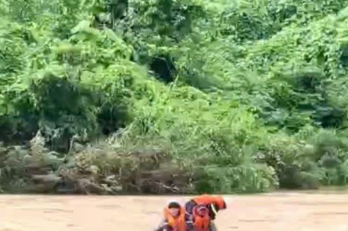 Công an Quảng Trị vượt dòng nước lũ ứng cứu kịp thời 5 người bị cô lập