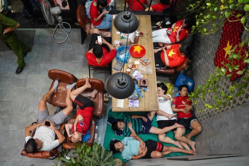 Quán cà phê thu phí 250.000 đồng/người ngủ qua đêm chờ xem diễu binh