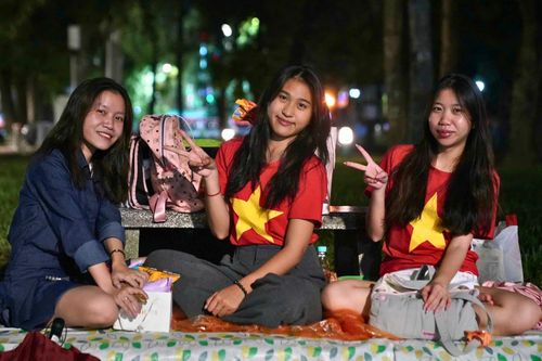 Cặp đôi 'chị ơi anh yêu em' chờ gặp nhau dưới mưa Hà Nội