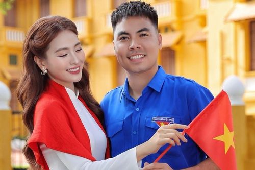 MC Mù Tạt rạng rỡ bên cầu thủ Đức Huy