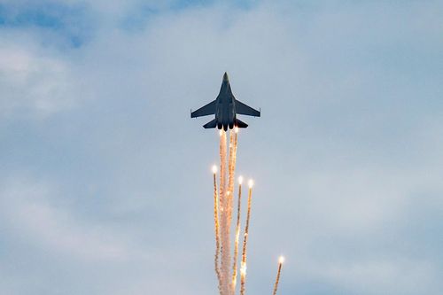 Khoảnh khắc Su-30 thả bẫy nhiệt làm bùng nổ cảm xúc