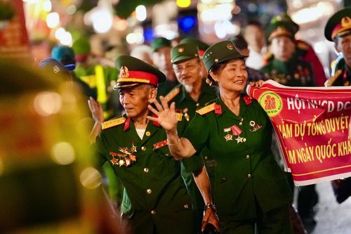 Các cựu chiến binh đội mưa đến xem diễu binh