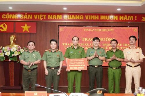Khen thưởng các lực lượng phá chuyên án, thu 44 bánh heroin