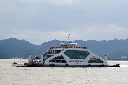 Cảnh lạ ở bến phà ra Cát Bà du lịch dịp 2/9