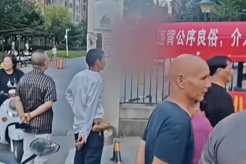 Vợ treo băng rôn 'cảm ơn' bạn thân cặp kè với chồng ở Trung Quốc